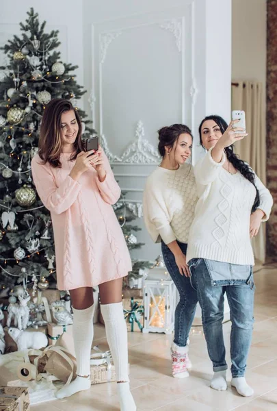 Portrait Schöner Frauen Die Spaß Weihnachtlichen Interieur Haben — Stockfoto