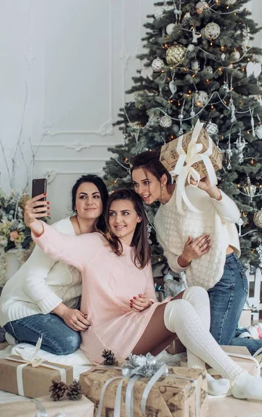 Güzel bir kadın portresi Noel iç alarak selfie iyi eğlenceler