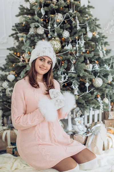 Krásná Žena Zimní Čepice Poblíž Vánoční Stromeček Pózování Doma — Stock fotografie