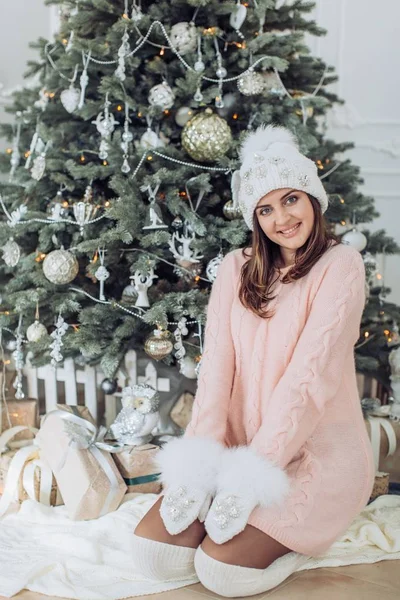 Schöne Frau Mit Wintermütze Der Nähe Des Weihnachtsbaums Posiert Hause — Stockfoto