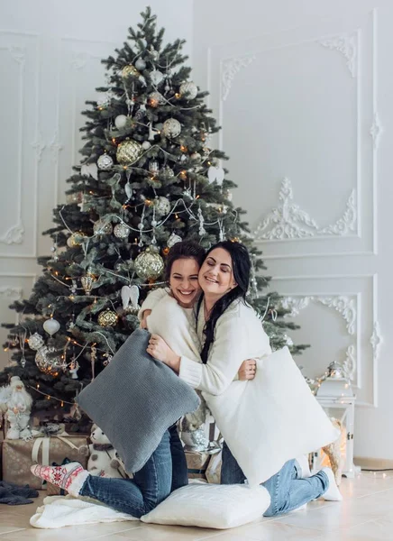 Portrait Schöner Frauen Die Spaß Weihnachtlichen Interieur Haben — Stockfoto