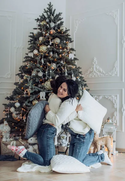 Portrait Schöner Frauen Die Spaß Weihnachtlichen Interieur Haben — Stockfoto