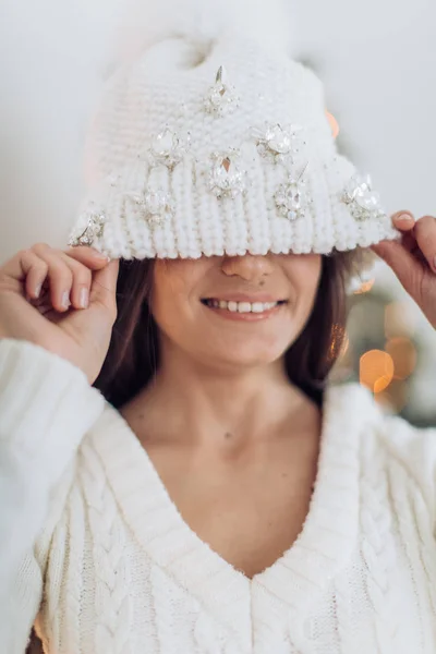 Schöne Frau Mit Wintermütze Der Nähe Des Weihnachtsbaums Posiert Hause — Stockfoto