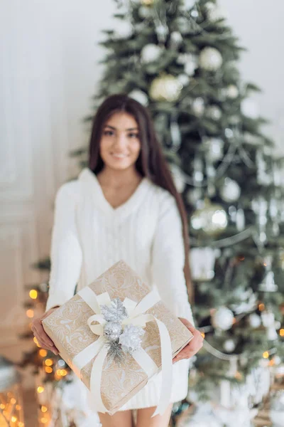 Όμορφη Γυναίκα Κοντά Στο Χριστουγεννιάτικο Δέντρο Που Θέτουν Στο Σπίτι — Φωτογραφία Αρχείου