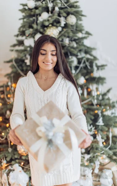 Όμορφη Γυναίκα Κοντά Στο Χριστουγεννιάτικο Δέντρο Που Θέτουν Στο Σπίτι — Φωτογραφία Αρχείου