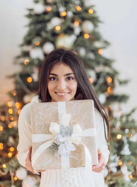 Όμορφη Γυναίκα Δώρο Κοντά Στο Χριστουγεννιάτικο Δέντρο Που Θέτουν Στο — Φωτογραφία Αρχείου