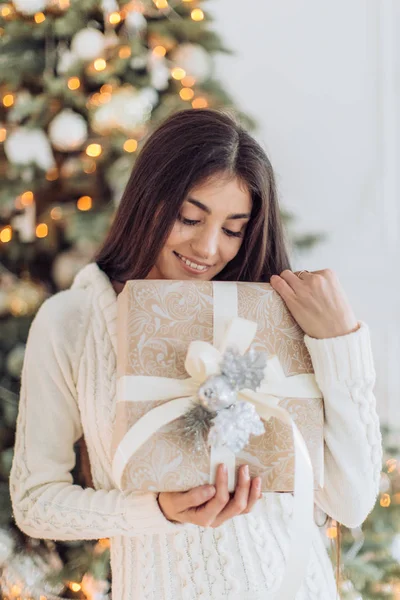Όμορφη Γυναίκα Δώρο Κοντά Στο Χριστουγεννιάτικο Δέντρο Που Θέτουν Στο — Φωτογραφία Αρχείου