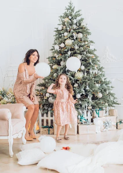 Schattig Klein Meisje Moeder Poseren Kerstmis Interieur — Stockfoto