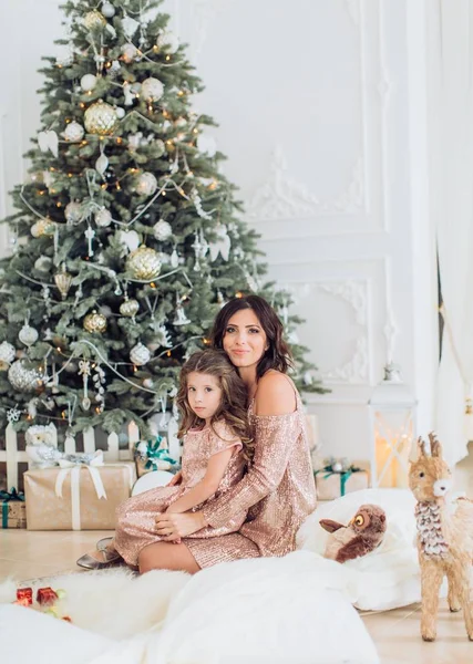 Симпатична Маленька Дівчинка Мати Позує Різдвяному Інтер Єрі — стокове фото
