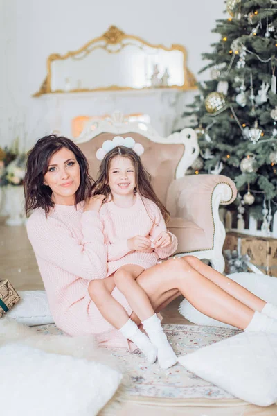 かわいい少女とクリスマスのインテリアでポーズの母 — ストック写真