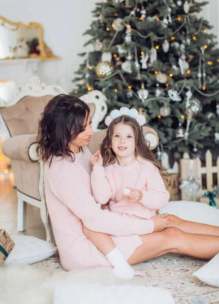 Schattig Klein Meisje Moeder Poseren Kerstmis Interieur — Stockfoto