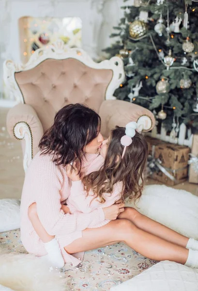 Милая Маленькая Девочка Мама Позируют Рождественском Интерьере — стоковое фото