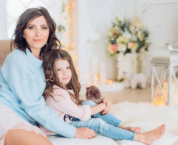 Portret Van Mooie Jonge Vrouw Met Dochtertje — Stockfoto