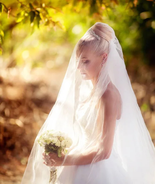 Mooie Jonge Bruid Witte Trouwjurk Poseren Park — Stockfoto