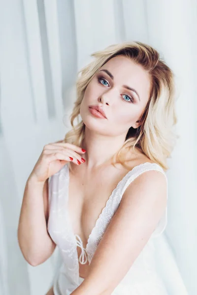 Mooie Blonde Vrouw Sexy Witte Lingerie Studio — Stockfoto