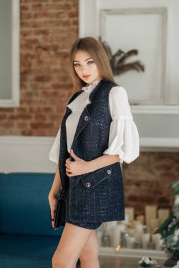 Beyaz bluz poz güzel genç kadın