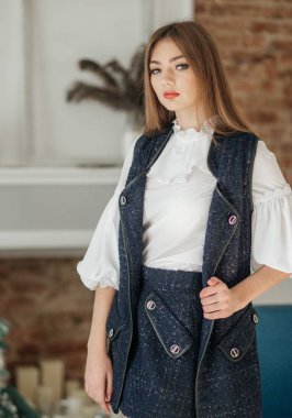 Beyaz bluz poz güzel genç kadın