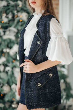 Güzel genç kız evde Noel ağacı poz yakınındaki eğlence var 