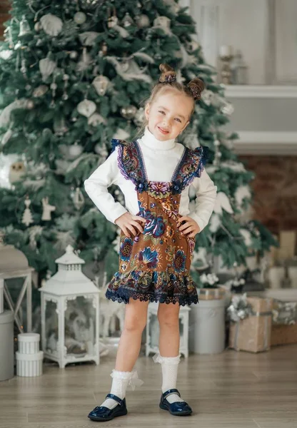 Bella Bambina Vicino All Albero Natale — Foto Stock