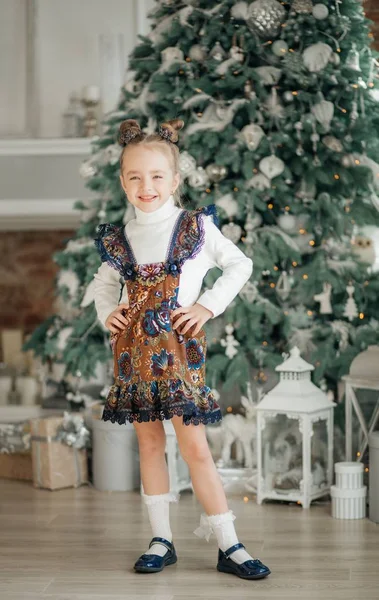 Bella Bambina Vicino All Albero Natale — Foto Stock