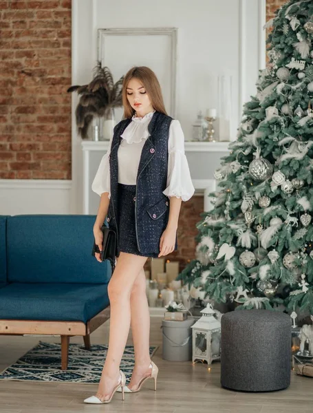 Hermosa Chica Joven Divierten Cerca Del Árbol Navidad Posando Casa — Foto de Stock