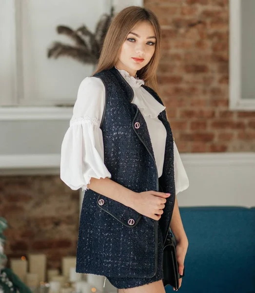 Frumos Femeie Tânără Care Pozează Bluză Albă — Fotografie, imagine de stoc