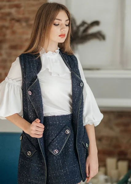 Hermosa Joven Posando Blusa Blanca — Foto de Stock