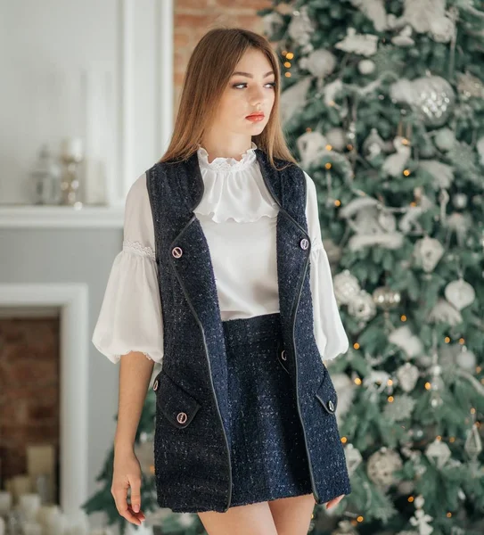 Hermosa Chica Joven Divierten Cerca Del Árbol Navidad Posando Casa — Foto de Stock