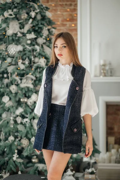 Hermosa Chica Joven Divierten Cerca Del Árbol Navidad Posando Casa — Foto de Stock