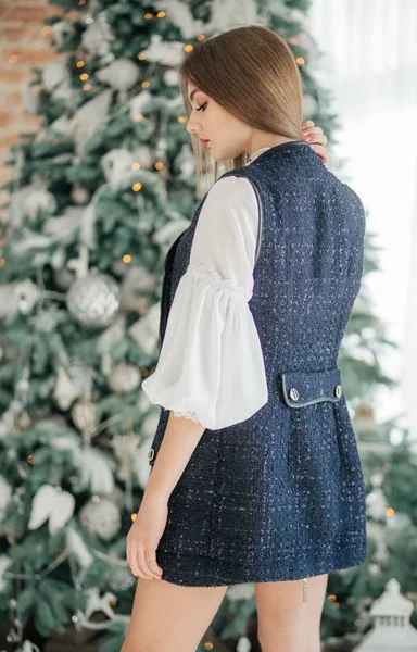 Güzel genç kız evde Noel ağacı poz yakınındaki eğlence var 