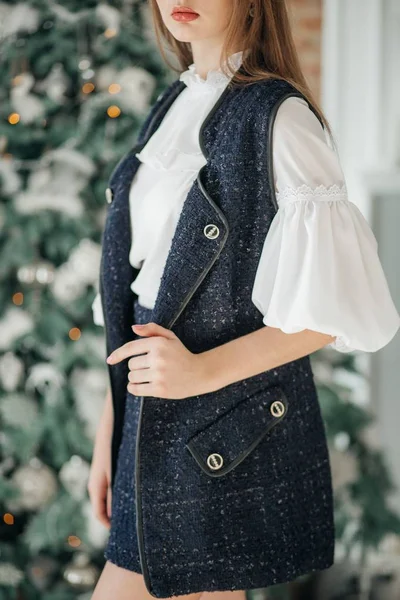 Güzel genç kız evde Noel ağacı poz yakınındaki eğlence var 