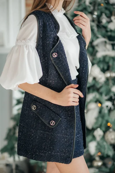 Güzel genç kız evde Noel ağacı poz yakınındaki eğlence var 