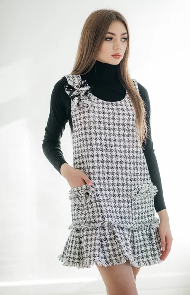 Güzel genç kadın Sundress içinde poz