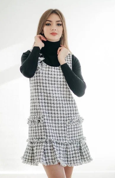 Güzel genç kadın Sundress içinde poz