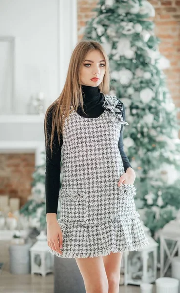 Güzel genç kız evde Noel ağacı poz yakınındaki eğlence var 