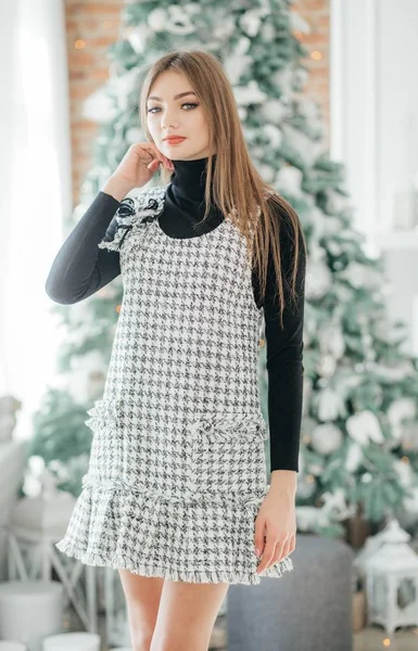 Hermosa Chica Joven Divierten Cerca Del Árbol Navidad Posando Casa —  Fotos de Stock