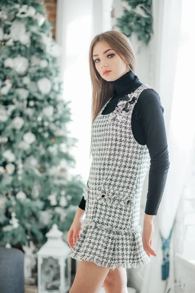 Güzel genç kız evde Noel ağacı poz yakınındaki eğlence var 