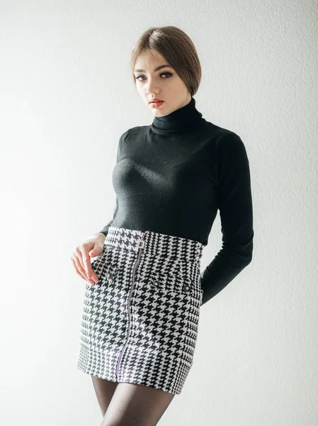 Etekli poz güzel genç kadın