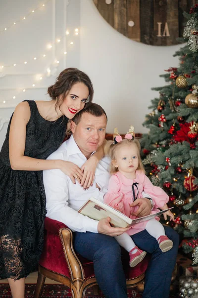 Roztomilá Holčička Rodiči Pózuje Vánoční Interiér — Stock fotografie