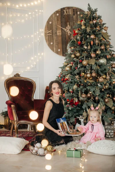 Roztomilá Holčička Matka Pózuje Vánoční Interiér — Stock fotografie