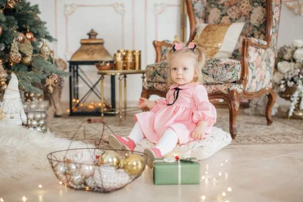 Noel ağacının yakınında güzel küçük bir kız  