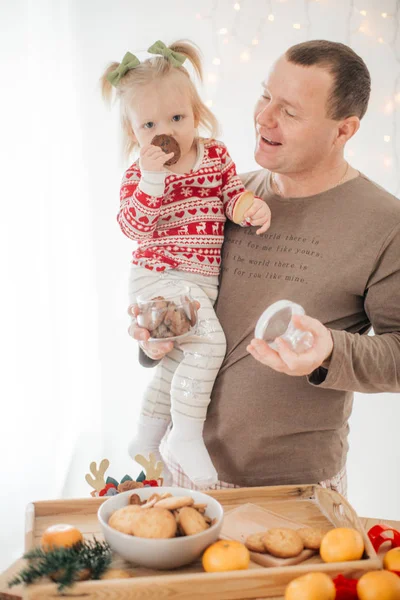 Roztomilá Holčička Otec Pózuje Vánoční Interiér — Stock fotografie