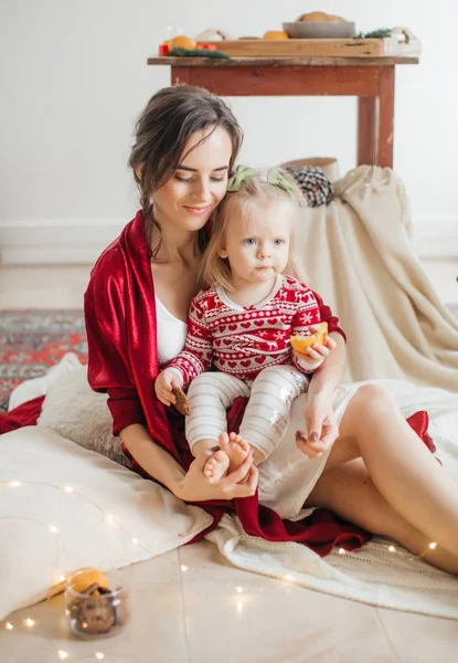 Sevimli küçük kız ve anne Noel iç poz 