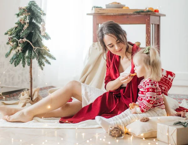 Sevimli küçük kız ve anne Noel iç poz 