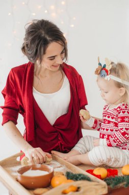 Anne ve çocuk kızı hazırlama hamur, fırında kurabiye 