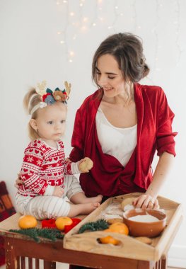 Anne ve çocuk kızı hazırlama hamur, fırında kurabiye 