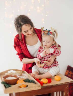 Anne ve çocuk kızı hazırlama hamur, fırında kurabiye 