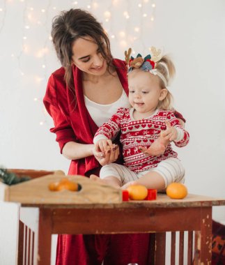 Anne ve çocuk kızı hazırlama hamur, fırında kurabiye 
