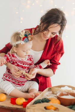 Anne ve çocuk kızı hazırlama hamur, fırında kurabiye 