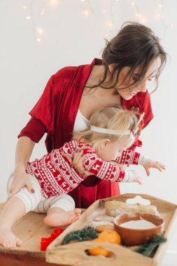 Anne ve çocuk kızı hazırlama hamur, fırında kurabiye 